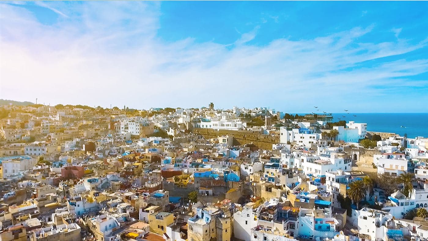 Toits blancs et bleus de la médina de Tanger surplombant le détroit de Gibraltar